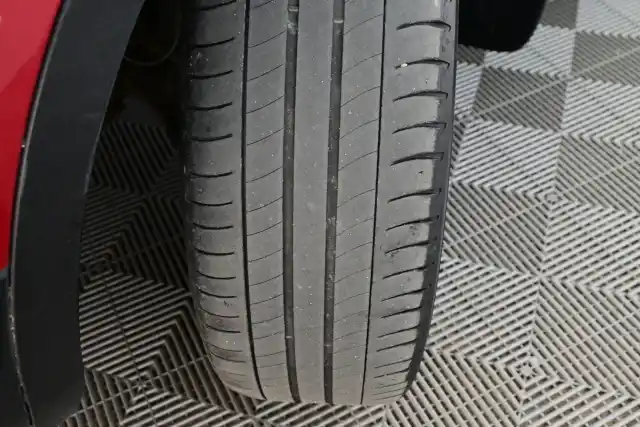 Punainen Maastoauto, Nissan Qashqai – LZA-653