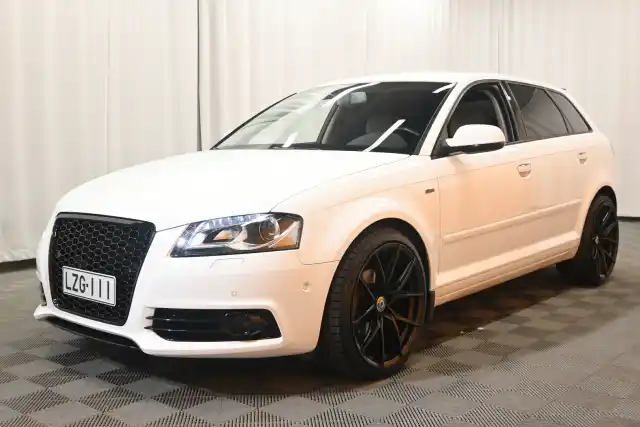 Valkoinen Viistoperä, Audi A3 – LZG-111