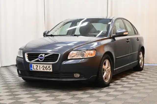 Sininen Sedan, Volvo S40 – LZI-265