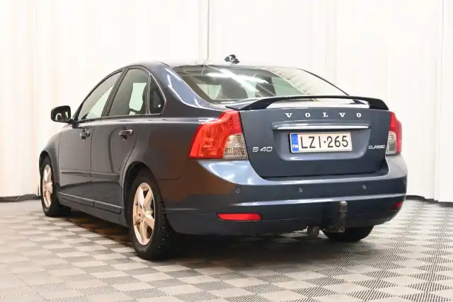 Sininen Sedan, Volvo S40 – LZI-265