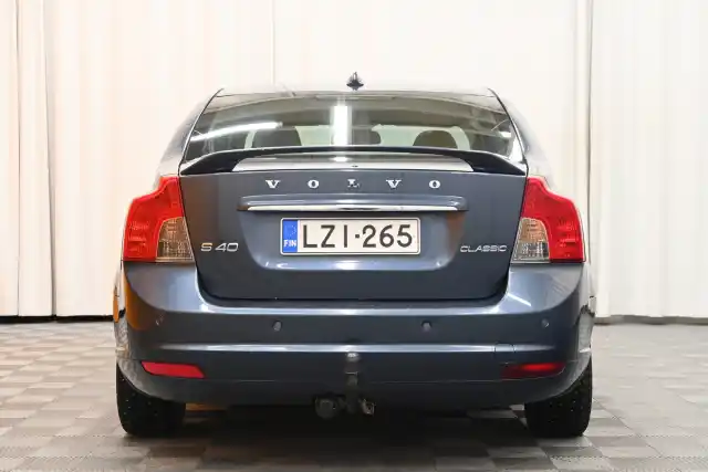 Sininen Sedan, Volvo S40 – LZI-265