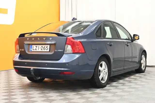 Sininen Sedan, Volvo S40 – LZI-265