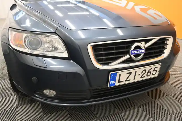 Sininen Sedan, Volvo S40 – LZI-265