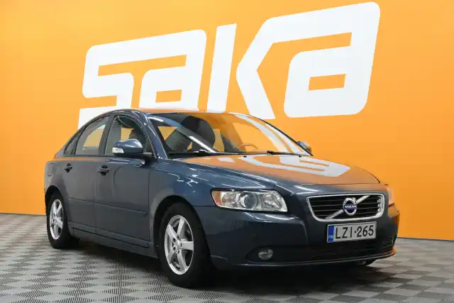 Sininen Sedan, Volvo S40 – LZI-265