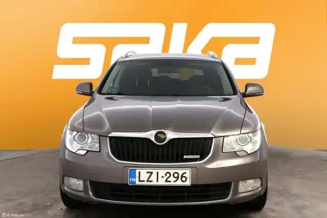 Harmaa Farmari, Skoda Superb – LZI-296