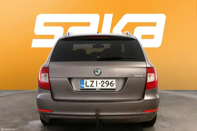 Harmaa Farmari, Skoda Superb – LZI-296