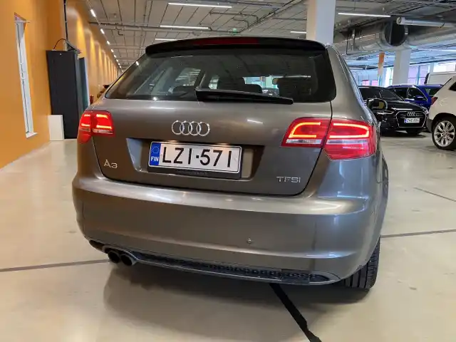 Harmaa Viistoperä, Audi A3 – LZI-571
