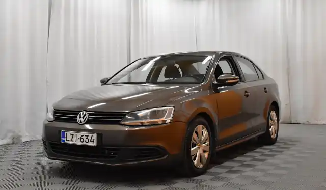 Ruskea Sedan, Volkswagen Jetta – LZI-634