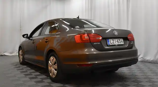 Ruskea Sedan, Volkswagen Jetta – LZI-634