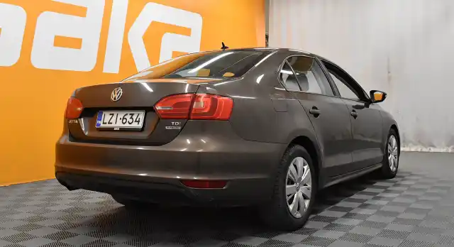 Ruskea Sedan, Volkswagen Jetta – LZI-634