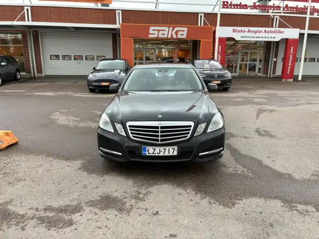 Musta Sedan, Mercedes-Benz E – LZJ-717