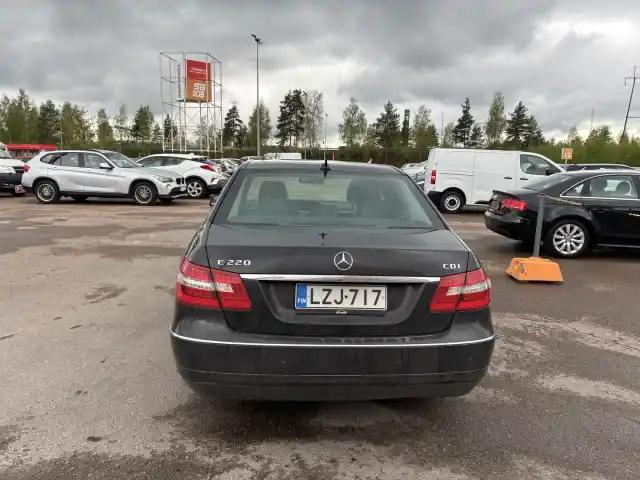Musta Sedan, Mercedes-Benz E – LZJ-717