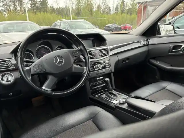 Musta Sedan, Mercedes-Benz E – LZJ-717