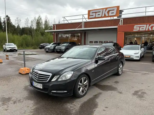 Musta Sedan, Mercedes-Benz E – LZJ-717