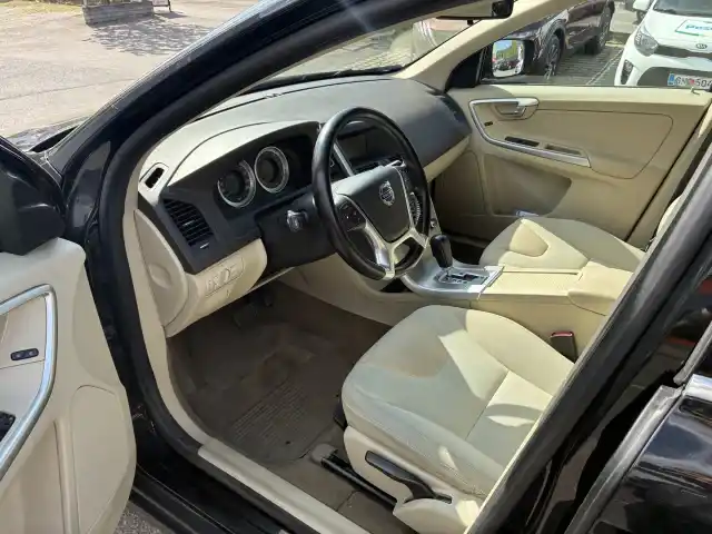 Musta Maastoauto, Volvo XC60 – LZL-556