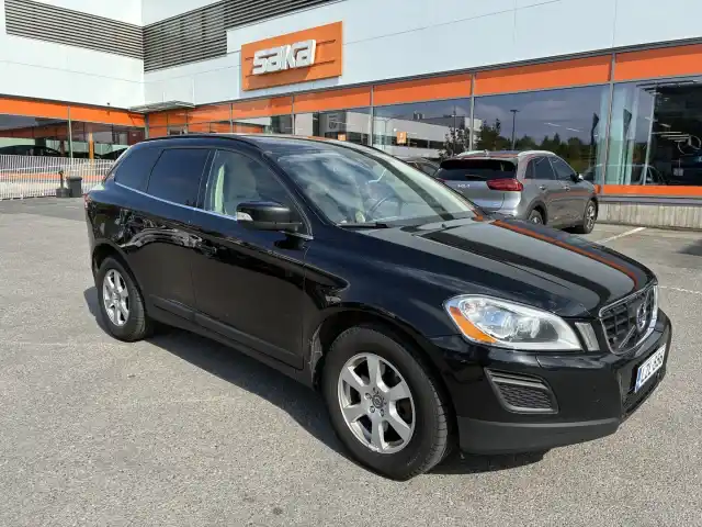 Musta Maastoauto, Volvo XC60 – LZL-556