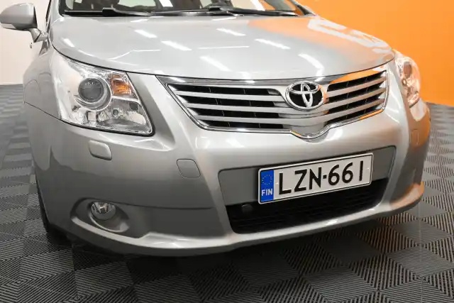 Harmaa Farmari, Toyota Avensis – LZN-661