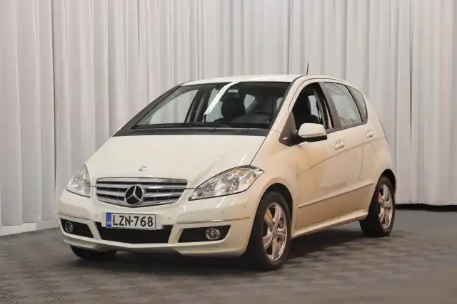 Valkoinen Tila-auto, Mercedes-Benz A – LZN-768