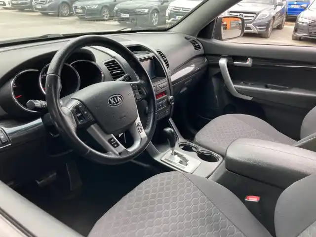 Harmaa Maastoauto, Kia Sorento – LZO-479
