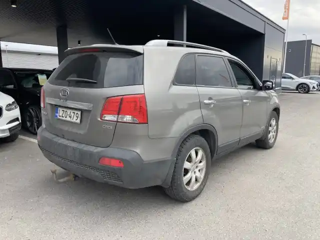 Harmaa Maastoauto, Kia Sorento – LZO-479