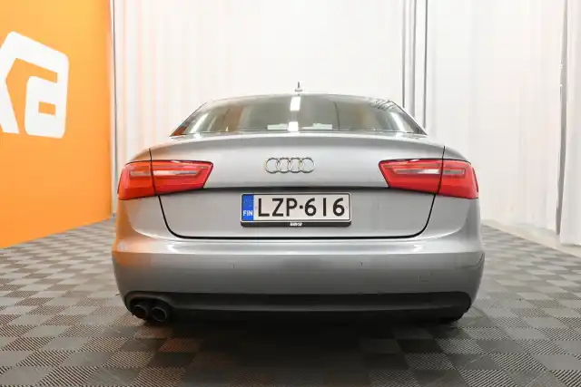 Harmaa Sedan, Audi A6 – LZP-616