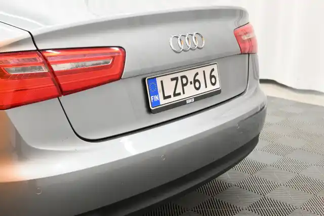 Harmaa Sedan, Audi A6 – LZP-616