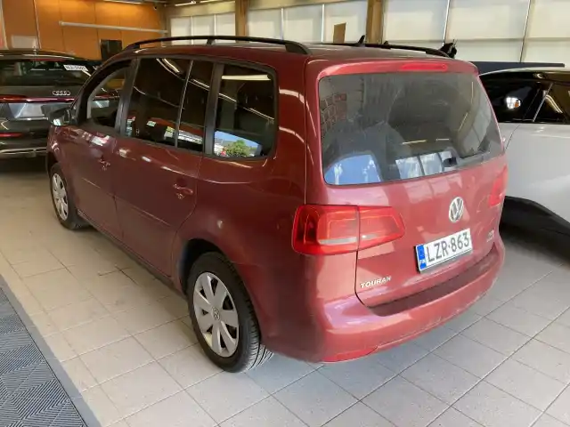 Punainen Tila-auto, Volkswagen Touran – LZR-863
