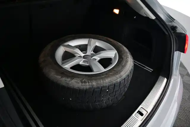 Harmaa Farmari, Audi A6 – LZU-220