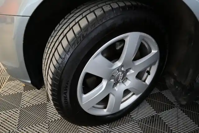 Harmaa Farmari, Audi A6 – LZU-220