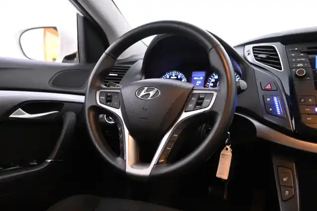 Valkoinen Sedan, Hyundai i40 – LZY-522