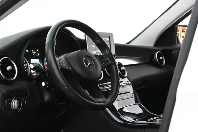 Valkoinen Sedan, Mercedes-Benz C – MAI-272