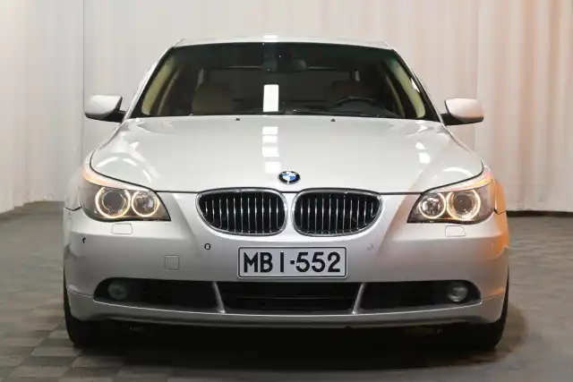 Harmaa Sedan, BMW 525 – MBI-552