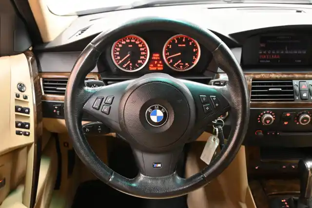 Harmaa Sedan, BMW 525 – MBI-552