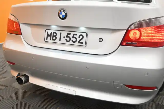 Harmaa Sedan, BMW 525 – MBI-552