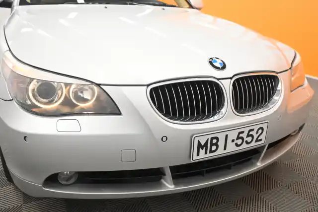 Harmaa Sedan, BMW 525 – MBI-552