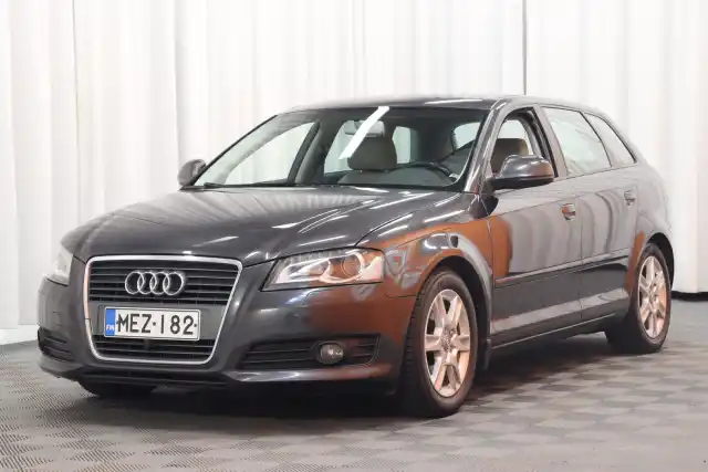 Harmaa Viistoperä, Audi A3 – MEZ-182