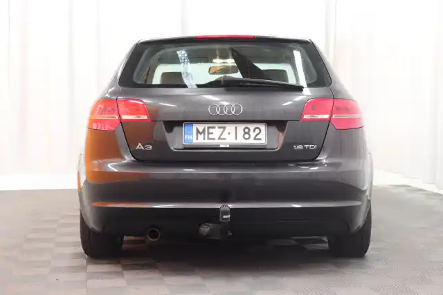 Harmaa Viistoperä, Audi A3 – MEZ-182