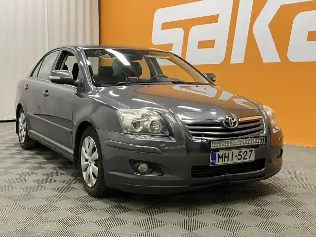 Harmaa Sedan, Toyota Avensis – MHI-527