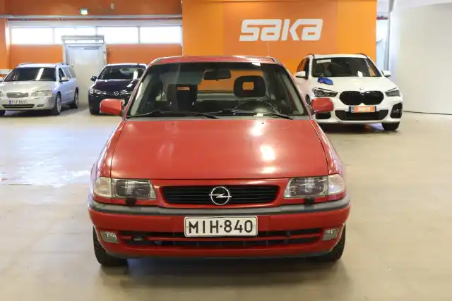 Punainen Henkilöauto, Opel Astra – MIH-840
