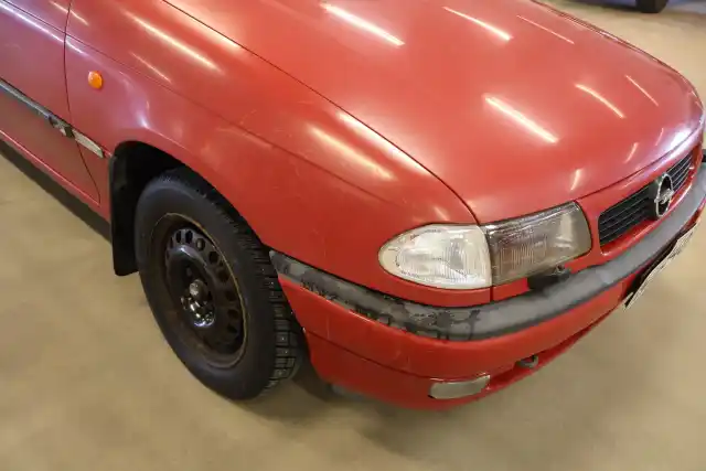 Punainen Henkilöauto, Opel Astra – MIH-840