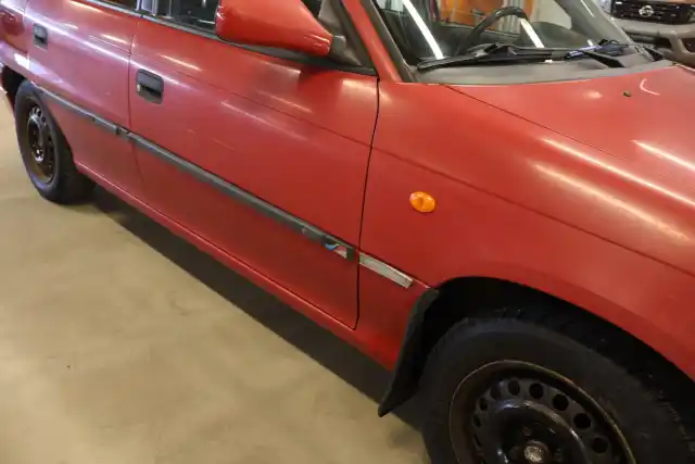 Punainen Henkilöauto, Opel Astra – MIH-840