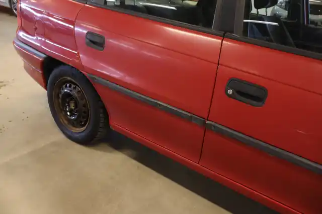 Punainen Henkilöauto, Opel Astra – MIH-840