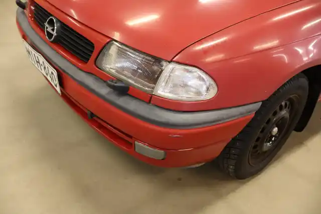 Punainen Henkilöauto, Opel Astra – MIH-840