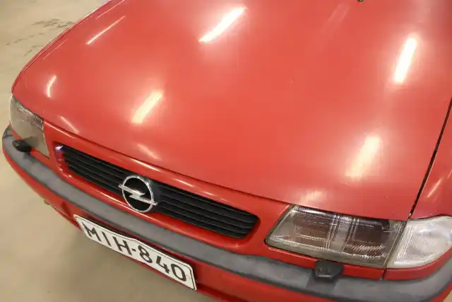 Punainen Henkilöauto, Opel Astra – MIH-840