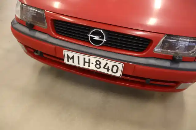 Punainen Henkilöauto, Opel Astra – MIH-840