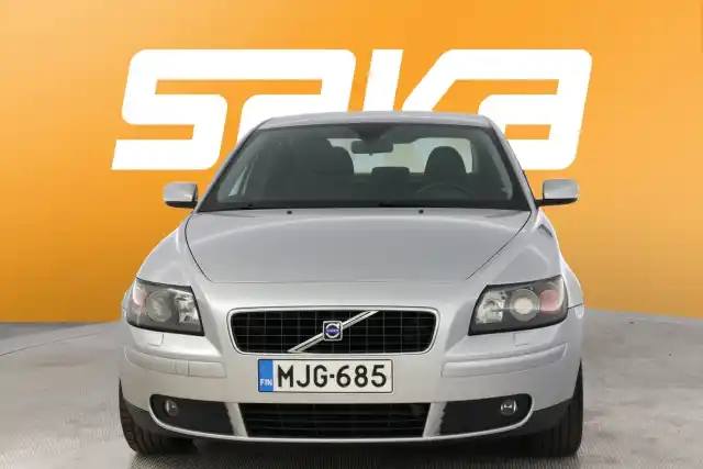 Harmaa Sedan, Volvo S40 – MJG-685