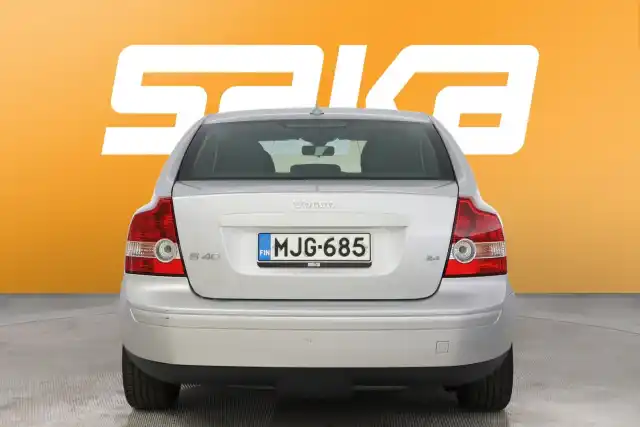 Harmaa Sedan, Volvo S40 – MJG-685