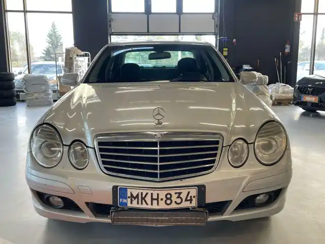 Harmaa Sedan, Mercedes-Benz E – MKH-834