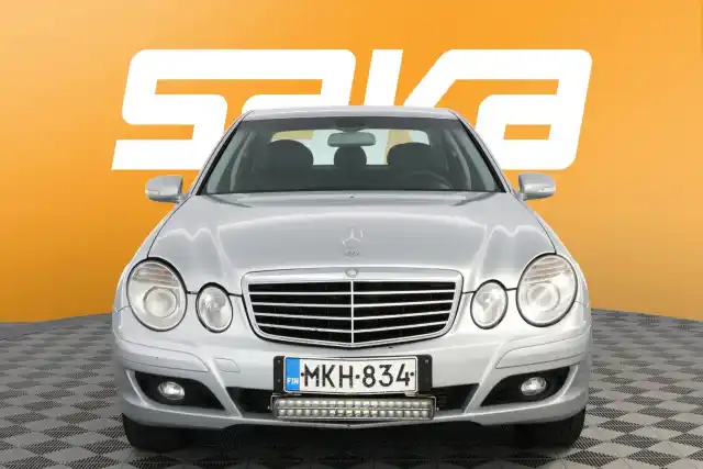 Harmaa Sedan, Mercedes-Benz E – MKH-834