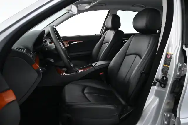 Harmaa Sedan, Mercedes-Benz E – MKH-834